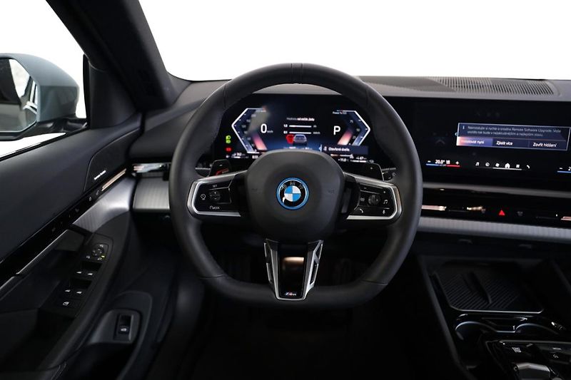 BMW Řada 5 530e xDrive Touring - fotka 28 z 31