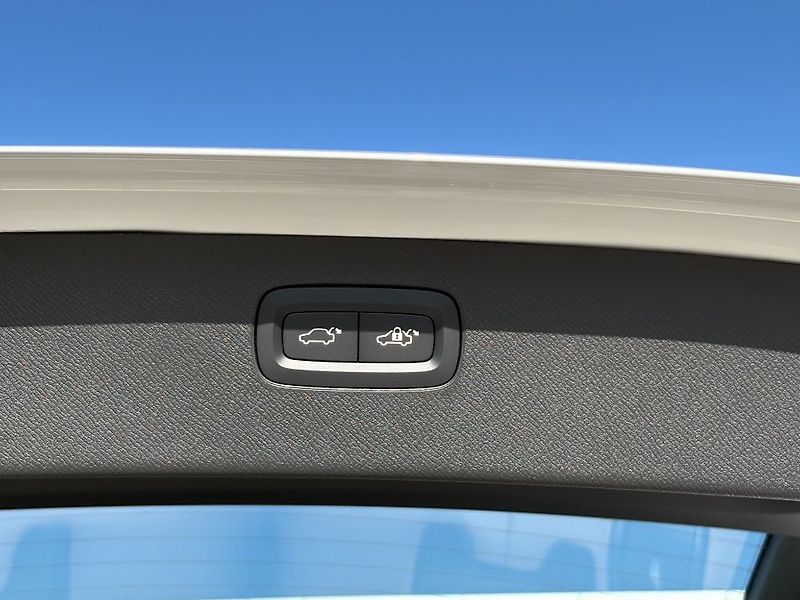 Volvo XC90 Ultra Dark T8 299kW - fotka 11 z 18