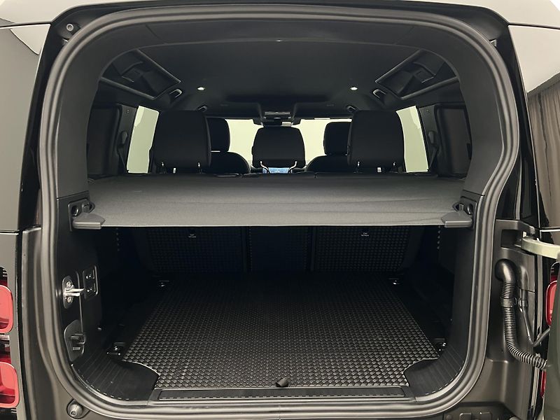 Land Rover Defender 110 D250 X-DYNAMIC SE AWD AUT  - fotka 5 z 45