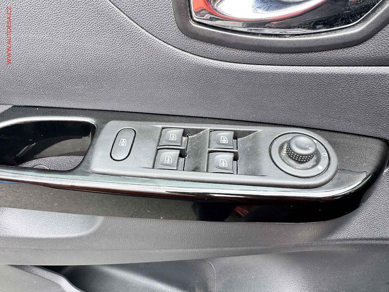 Renault Captur (2017) 0.9 TCe, ČR, AC, TZ, park - fotka 13 z 16