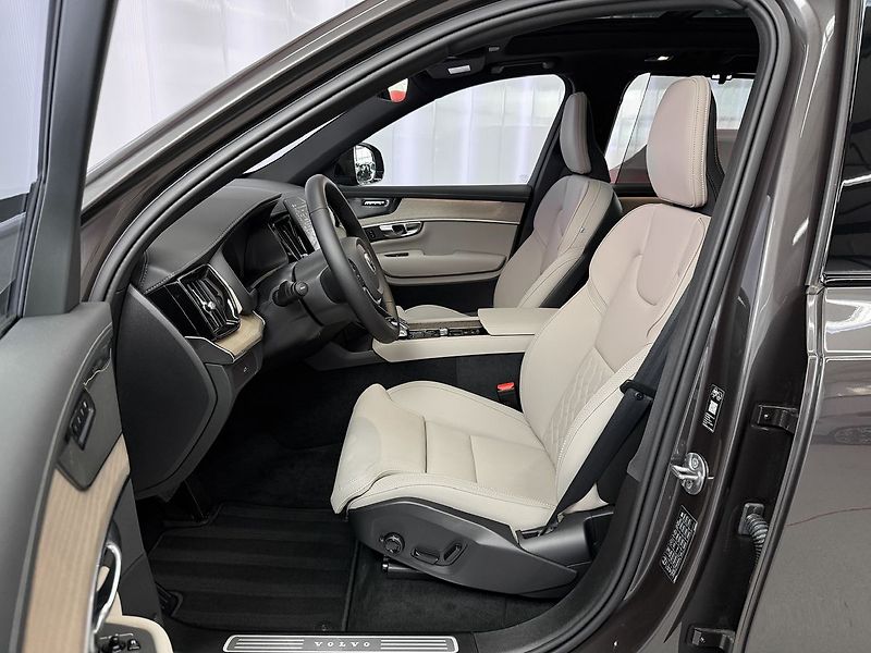 Volvo XC90 B5 AWD PLUS DARK, PANORAMA, H& - fotka 10 z 33