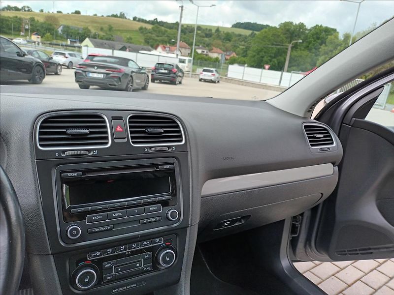 Volkswagen Golf 1,2 TSI,SERVIS,VÝHŘEV,PARKING - fotka 13 z 44