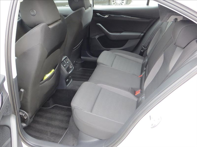 Škoda Octavia 2,0 TDI Ambition DSG LED ČR - fotka 20 z 22