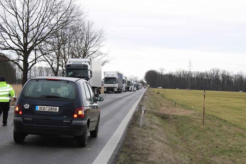 Hustá doprava, časté nehody. Obrázek, který znají všichni řidiči na trase mezi Budějovicemi a Pískem. I proto někteří žádají prodloužení D4 až do krajského města. V dohledné době se ale dočkají jen obchvatů a předjížděcích pruhů.