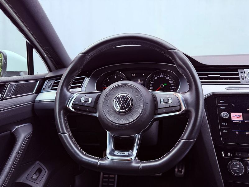 Volkswagen Passat 2.0 TDi DSG R-Line, ČR - fotka 18 z 26