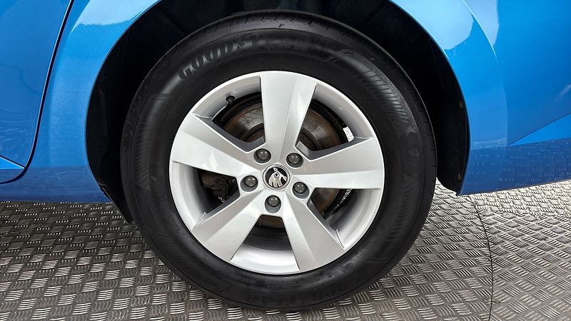 Škoda Superb 2.0 TDI Ambition Combi - fotka 19 z 24