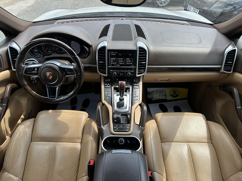 Porsche Cayenne (2015) Porsche Cayenne 2015 - fotka 12 z 19