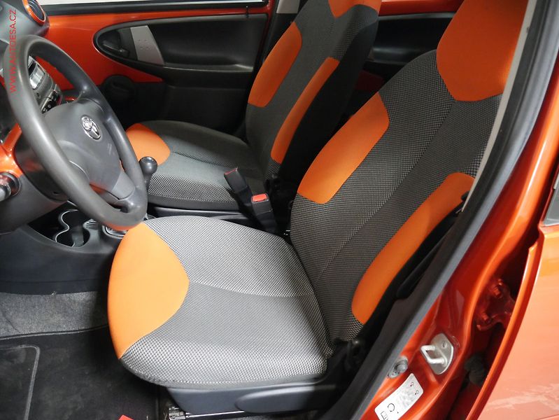 Toyota Aygo (2012) 1.0i, ČR, AC - fotka 9 z 13