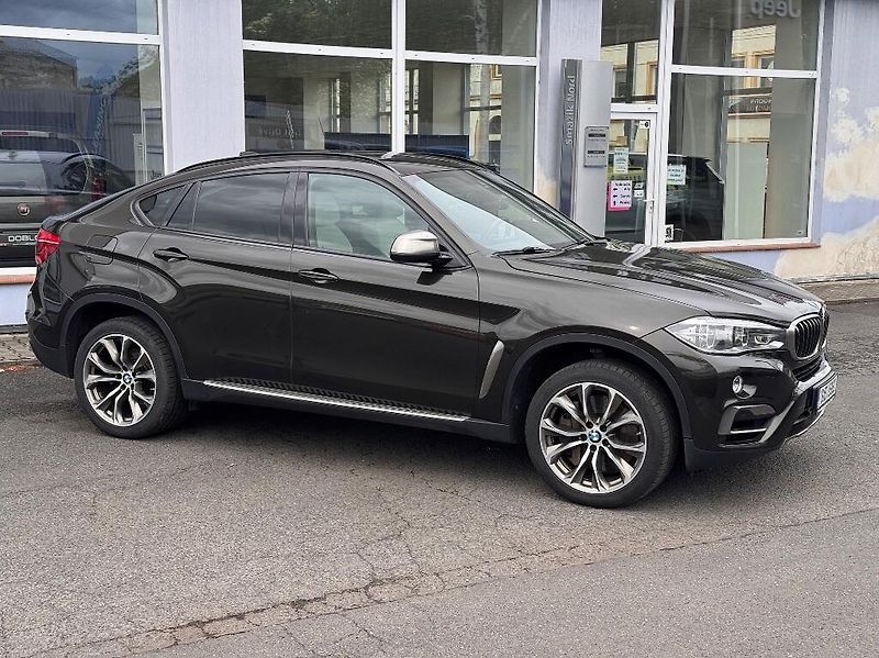 BMW X6 (2014) 4.4 V8 (449k) xDrive50i - fotka 15 z 51