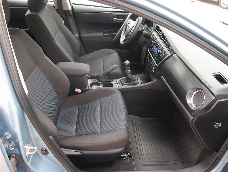 Toyota Auris (2013) 1.3 Dual VVT-i - fotka 9 z 14