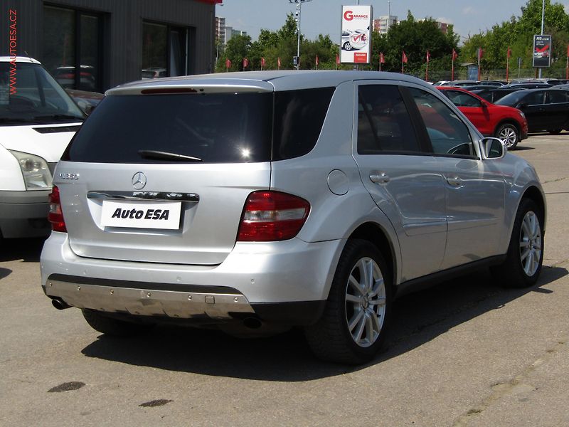 Mercedes-Benz Třídy M (2005) 3.5 ML350 4M, ČR, AT, park - fotka 4 z 17