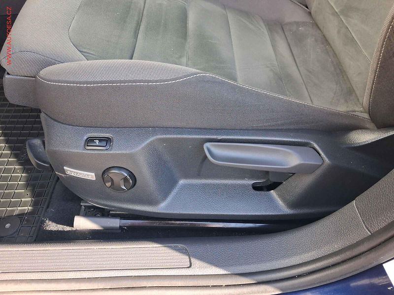 Volkswagen Golf (2019) 1.5TSi, 2.maj,ČR, LED, kamera - fotka 14 z 17