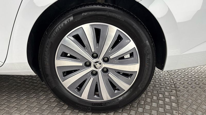 Škoda Superb 2.0 TDI DSG Style Combi - fotka 18 z 25