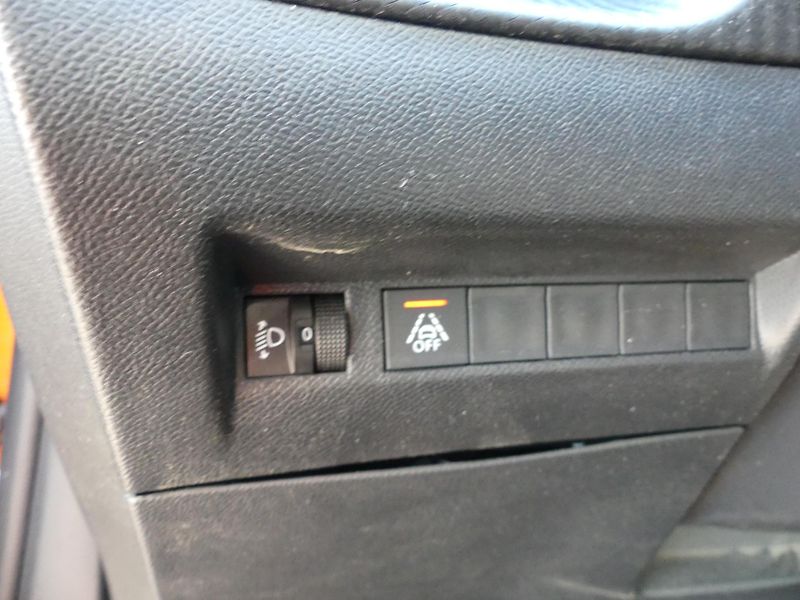 Peugeot 2008 (2020) 1,2 PureTech MAN6 - fotka 21 z 22
