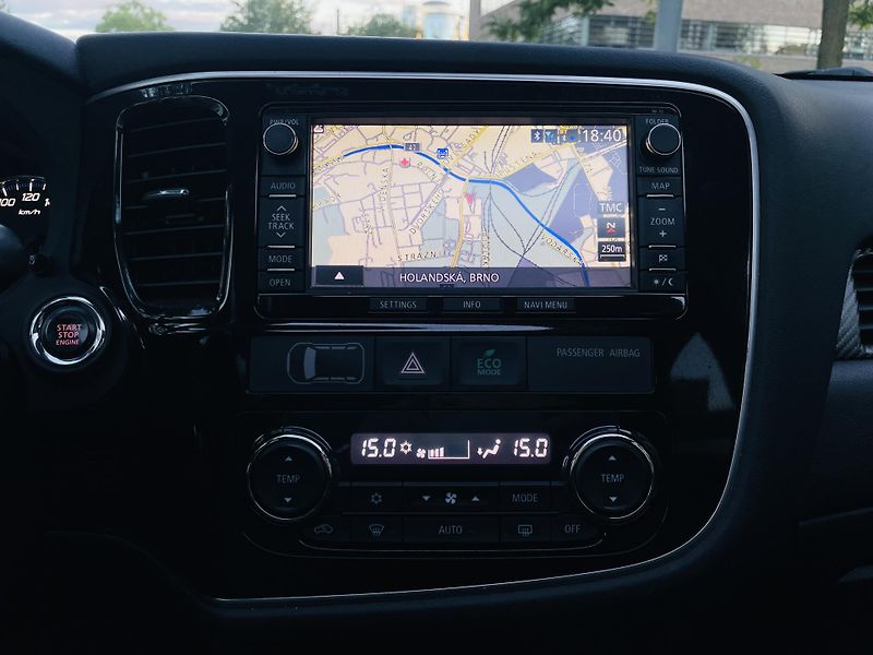 Mitsubishi Outlander 2.2D 4x4 7MÍST KAMERA SERVISKA - fotka 38 z 47