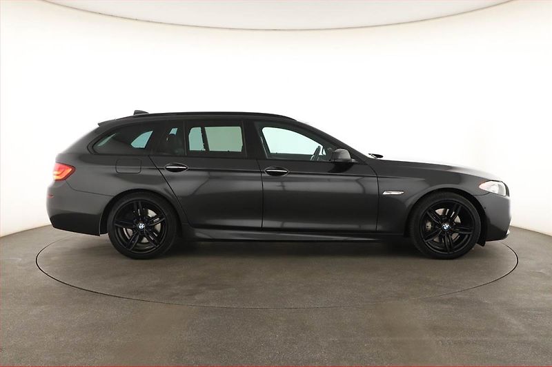 BMW Řada 5 (2012) 530d xDrive, 4X4, Automat - fotka 6 z 20