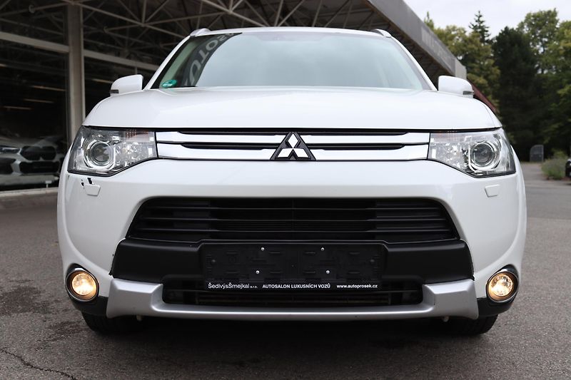 Mitsubishi Outlander 2.2DI-D 4X4 7 MÍST 110kW - fotka 3 z 50