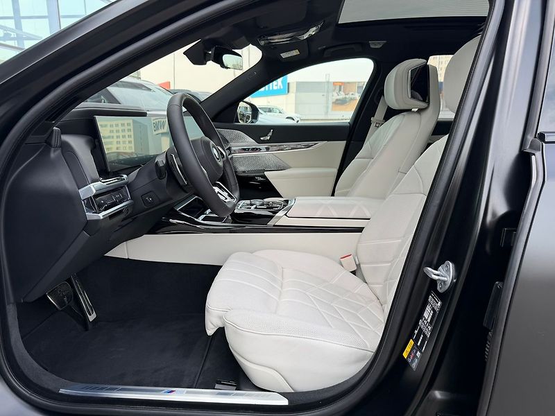 BMW Řada 7 750e xDrive 07/2025 TV - fotka 16 z 31