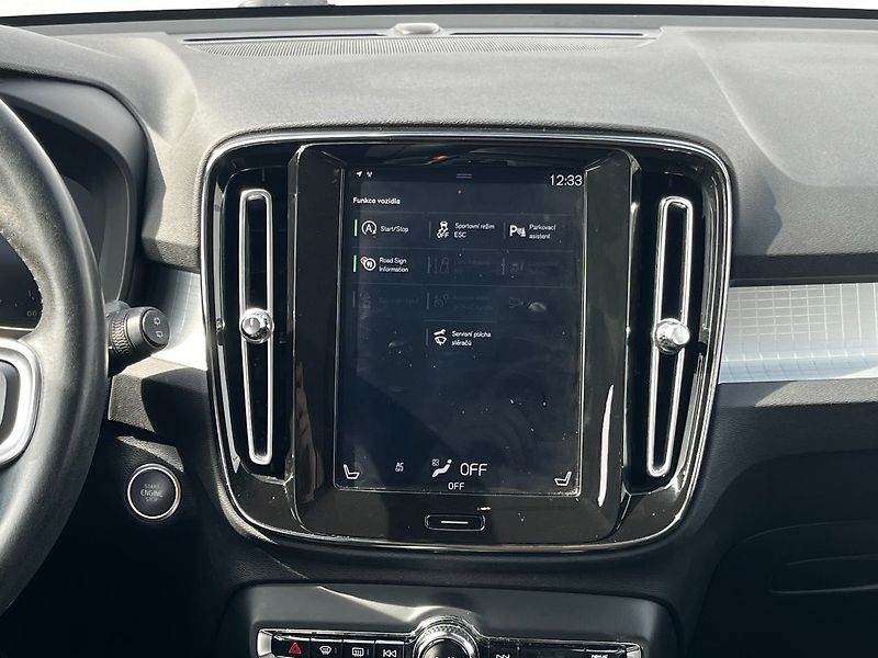 Volvo XC40 Momentum Pro T3 FWD 120kW - fotka 15 z 23