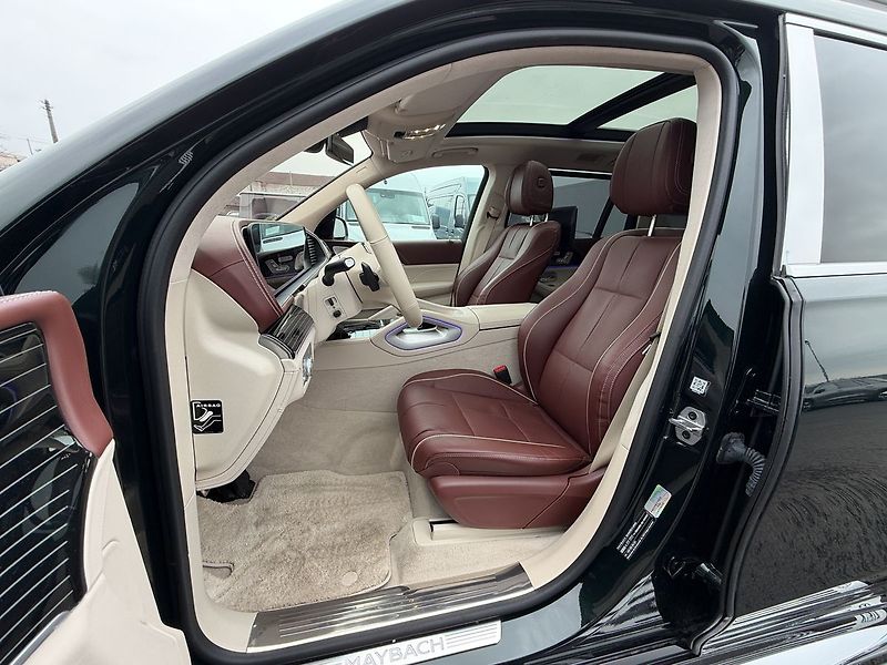 Mercedes-Benz GLS 4MATIC MAYBACH - fotka 15 z 38