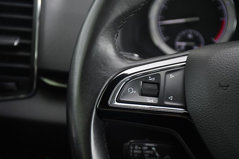 Škoda Karoq 1.6TDi STYLE TAŽNÉ 2xPNEU ČR - fotka 23 z 37