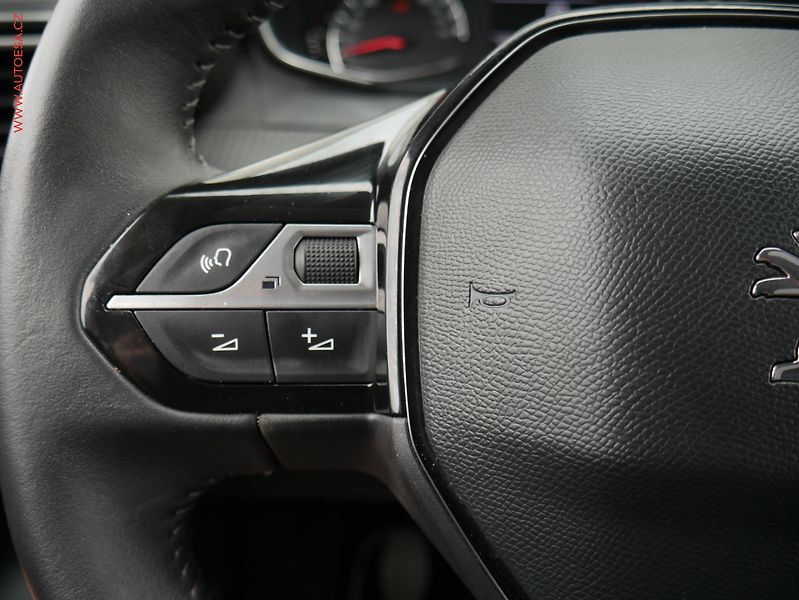 Peugeot 208 (2021) 1.2PT, Allure, LED, navi - fotka 14 z 20