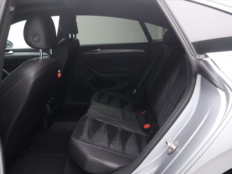Volkswagen Arteon 2,0 TDi DSG R-line Pano - fotka 13 z 28
