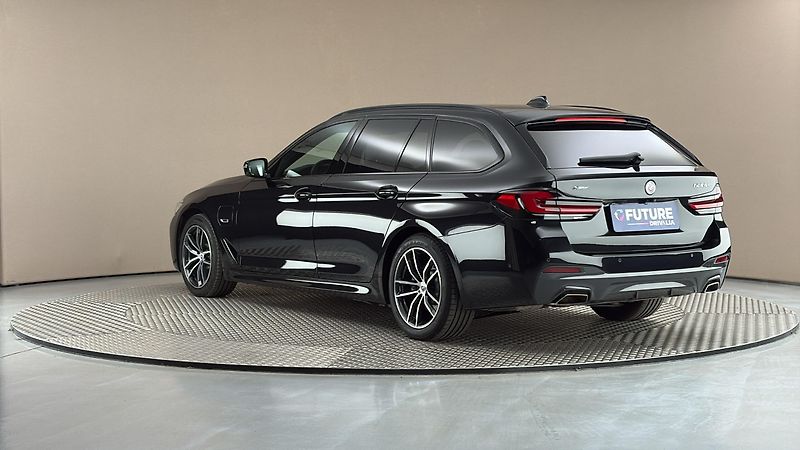 BMW Řada 5 530e AUT xDrive M-paket Tourin - fotka 2 z 30