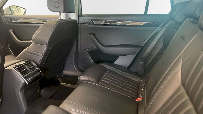 Škoda Superb (2019) kombi Laurin&Klement 2.0TDI  2 - fotka 14 z 34