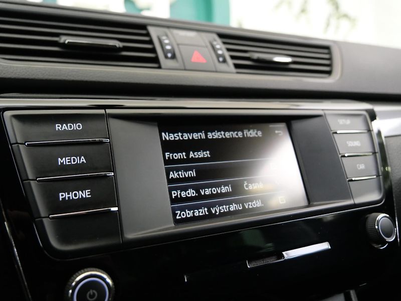 Škoda Superb - fotka 18 z 23