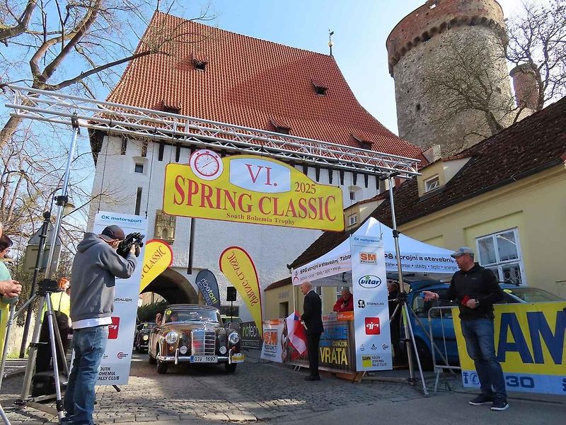 Michal a Jonáš Pavlíčkovi na startu. Rallye Spring Classic startovalo v sobotu 12. dubna dopoledne z jihočeského Tábora. Na trasu 231 kilometrů vyrazilo 100 posádek.