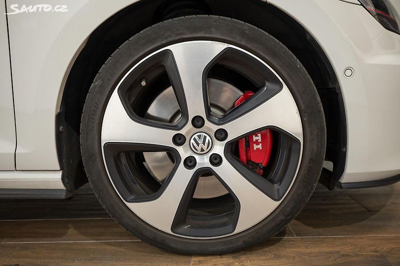 Volkswagen Golf GTI Performance 2.0 169 kW - fotka 28 z 31