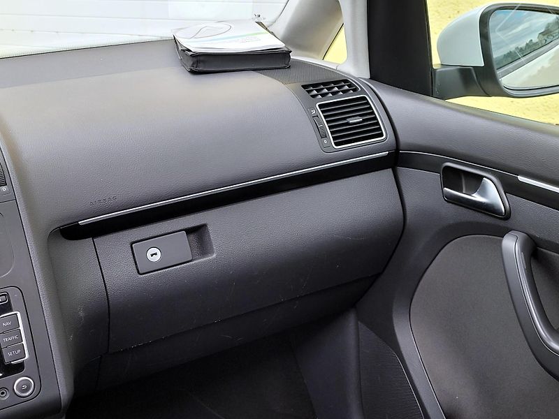 Volkswagen Touran 1,4 DSG Highline, nové ROZVODY - fotka 30 z 46