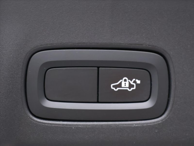 Volvo V90 2,0 T5 184kW Momentum CZ DPH - fotka 10 z 36