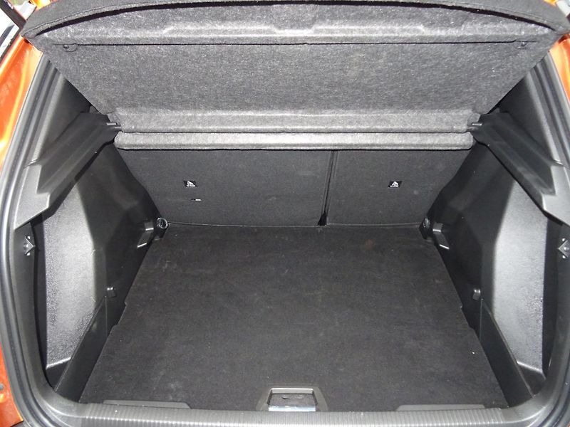 Peugeot 2008 (2023) ALLURE PACK 1.5 BHDi 130k EAT8 - fotka 11 z 41