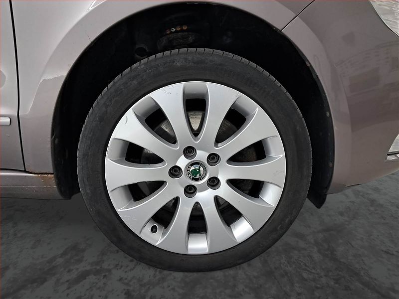 Škoda Superb (2011) Elegance 2.0 TDI, Xenony - fotka 14 z 16