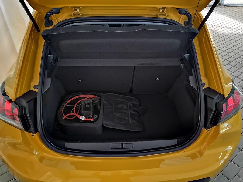 Peugeot 208 (2023) e LED APPCAR tepelko REZERVACE - fotka 14 z 26
