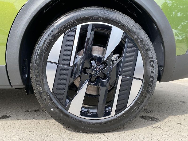 Peugeot 408 (2026) GT Plug-in HYBRID 240 e-DCS7 - fotka 10 z 22