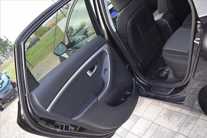 Hyundai i30 1,6 CRDi 81KW BALCK & LIME - fotka 16 z 48