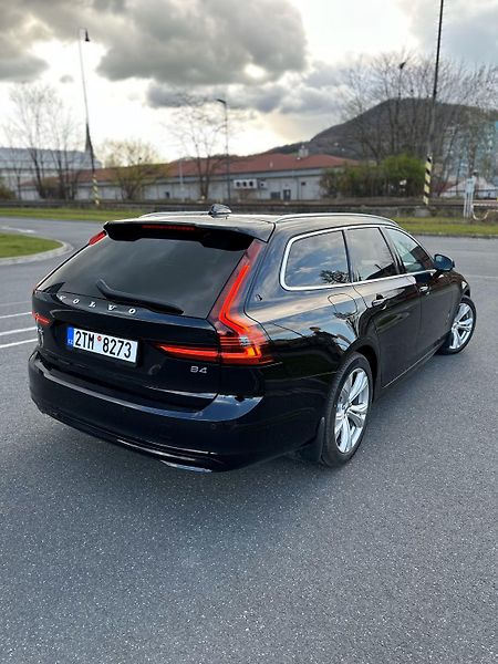 Volvo V90 (2021) B4/360KAM/H&K/TAŽNÉ/KŮŽE - fotka 4 z 10