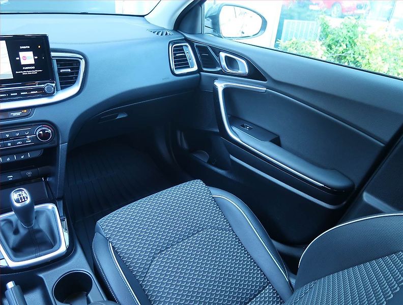 Kia Ceed (2025) 1.5 T-GDI - fotka 8 z 16