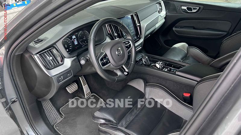 Volvo XC60 (2019) 2.0 D 4x4, R-design, AT, LED - fotka 3 z 3