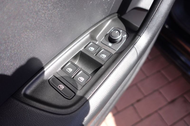 Audi A1 1,0TFSi 70kW S-line - fotka 8 z 25