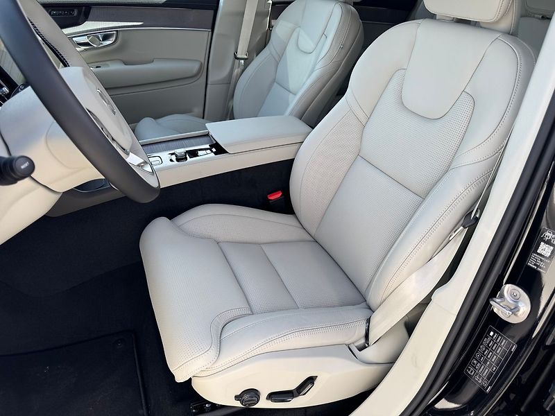 Volvo XC90 (2025) PLUS T8, ventilace, kamery 360 - fotka 10 z 22