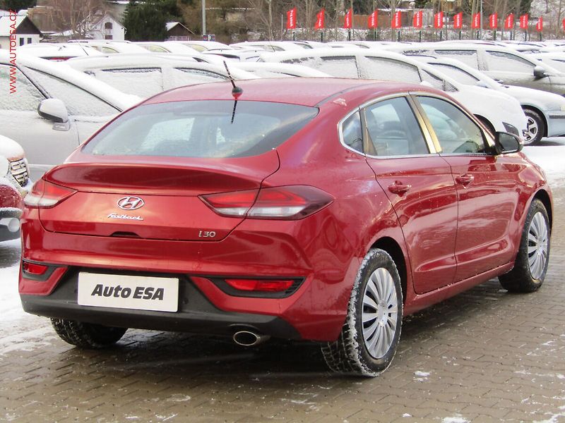 Hyundai i30 (2018) 1.0T-GDi Fastback, ČR - fotka 4 z 20
