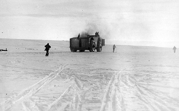 Vozidl Antarctic Snow Cruiser se snaží odjet od lodi USCGC North Stars., zdroj: Wikimedia Commons, Ennis C. Helm - The Atlantic, volné dílo