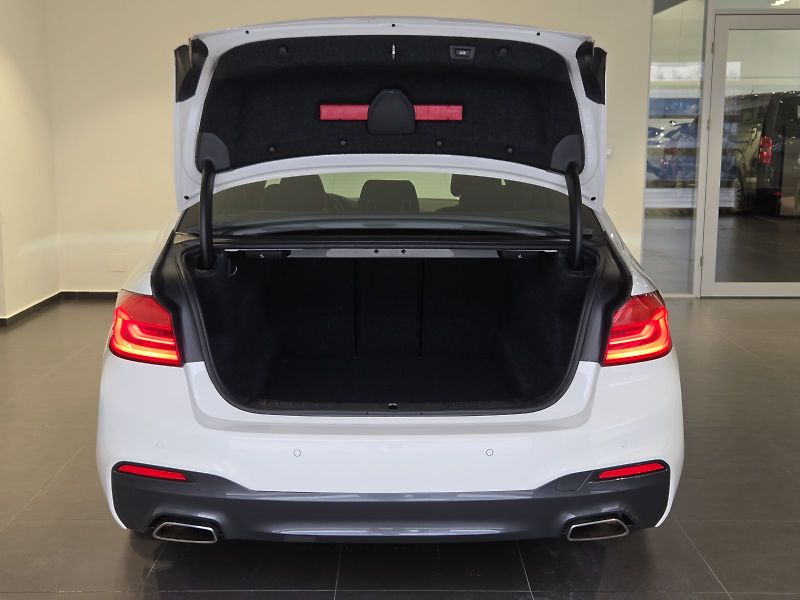 BMW Řada 5 (2018) 530d xDrive M Sport - fotka 9 z 16