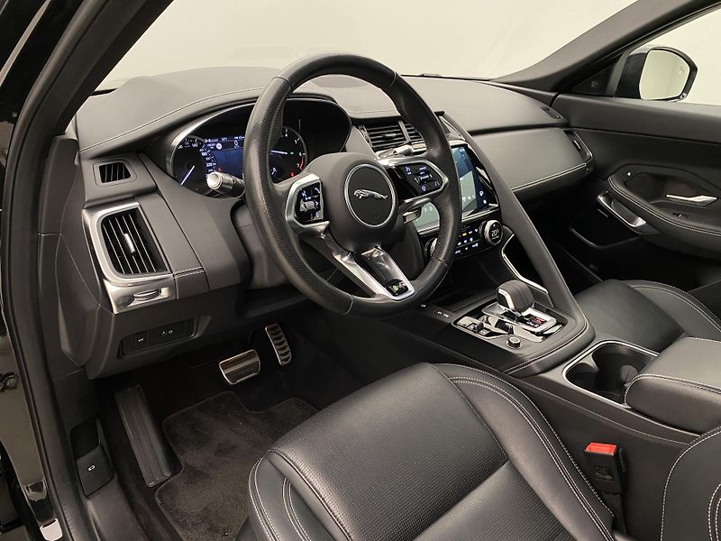 Jaguar E-Pace P250 R-DYNAMIC SE  REZERVACE - fotka 4 z 44
