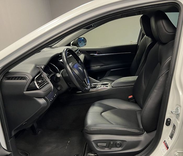 Toyota Camry 2,5 Hybrid AT Executive - fotka 9 z 17