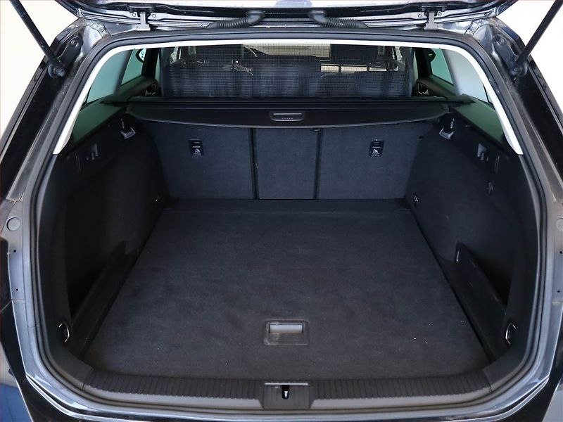 Volkswagen Passat (2018) Highline 2.0 TDI, Kůže, Navi - fotka 12 z 18